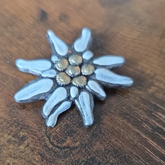 Edelweiss Flower Brooch - Picture 2 of 3